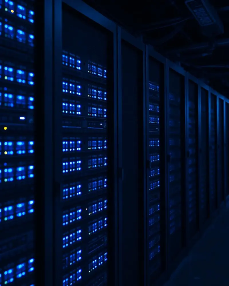 Rack de servidores Dell e HP com LEDs azuis e cabeamento estruturado